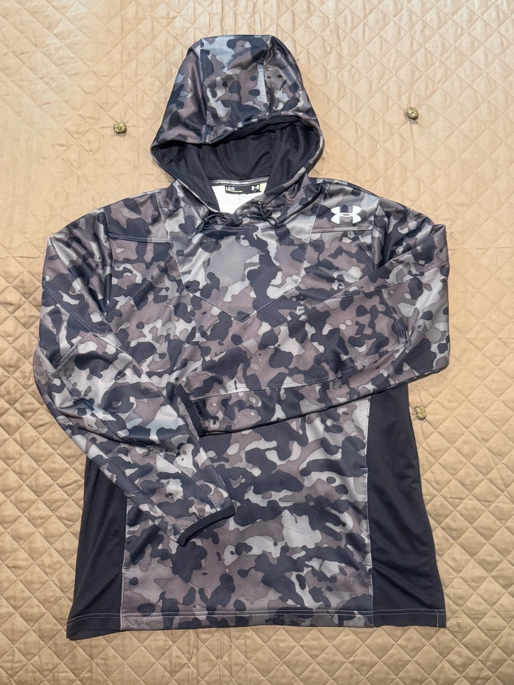 Men’s Under Armour Black and Gray Camo Athletic Hoodie size Large